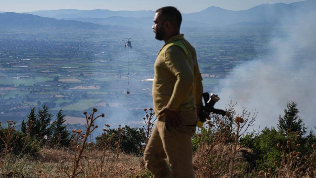 Ödemiş'teki orman yangınında el birliği ile müdahale edildi 17