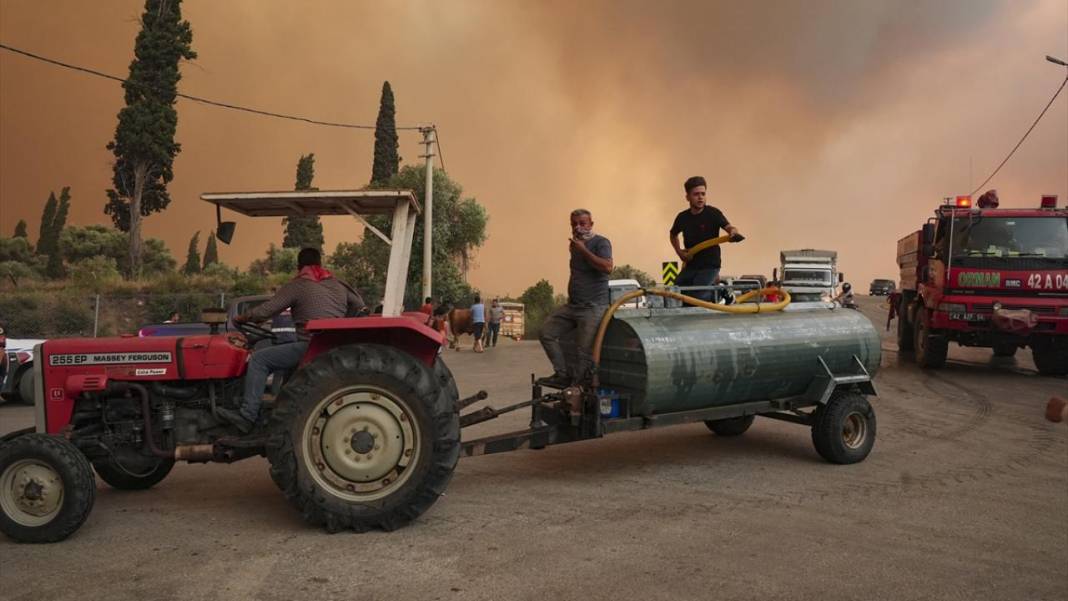 Ödemiş'teki orman yangınında el birliği ile müdahale edildi 7
