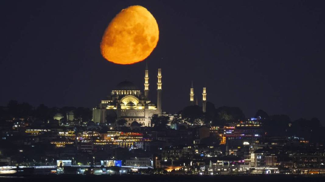 İstanbul ve Ay... Ne güzel yaratılmışlar 1