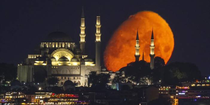 İstanbul ve Ay... Ne güzel yaratılmışlar