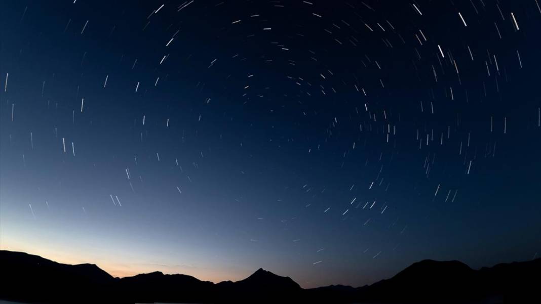 Perseid meteor yağmuru İspanya'da gece gökyüzünü aydınlattı 2