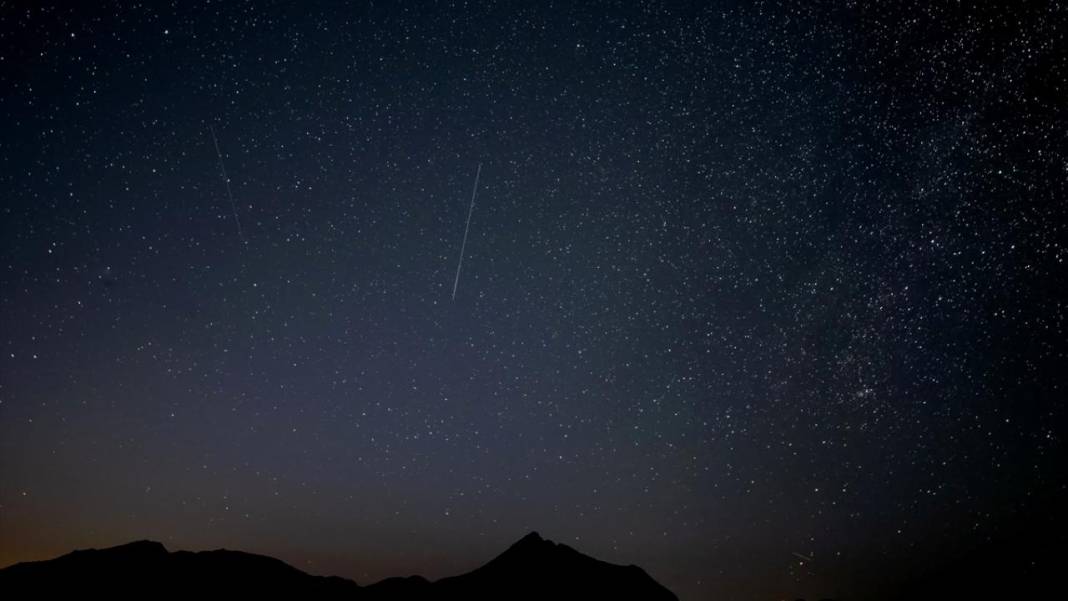Perseid meteor yağmuru İspanya'da gece gökyüzünü aydınlattı 3