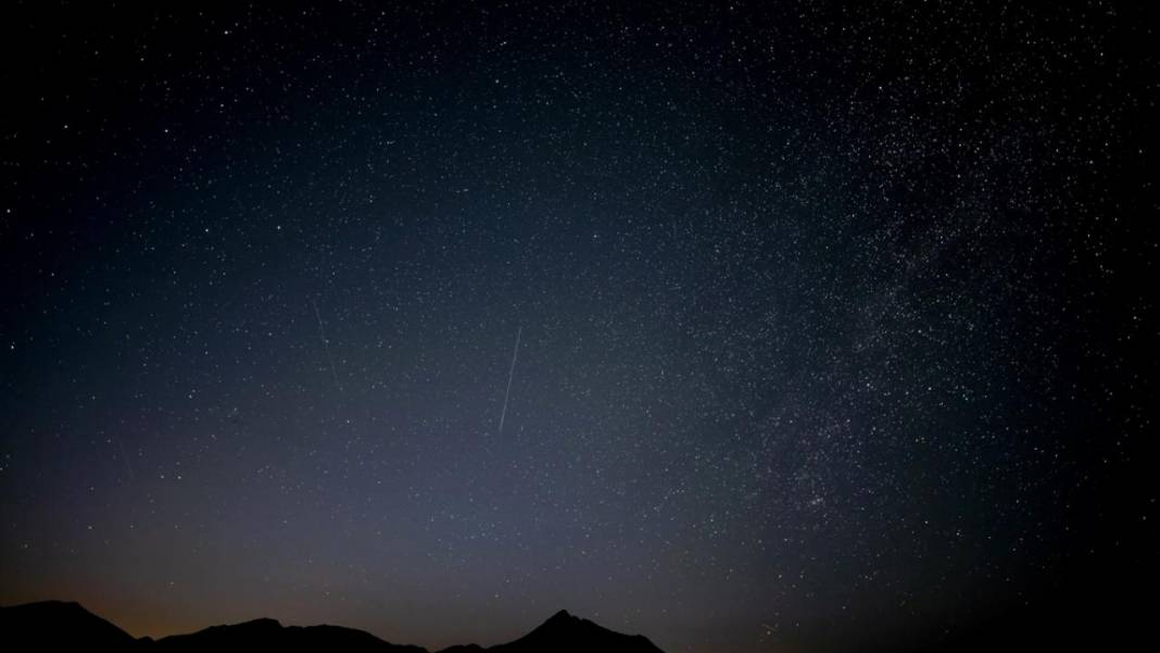Perseid meteor yağmuru İspanya'da gece gökyüzünü aydınlattı 4
