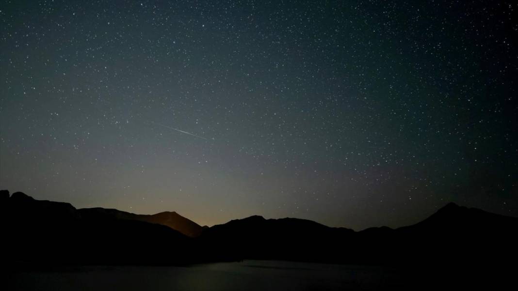 Perseid meteor yağmuru İspanya'da gece gökyüzünü aydınlattı 6