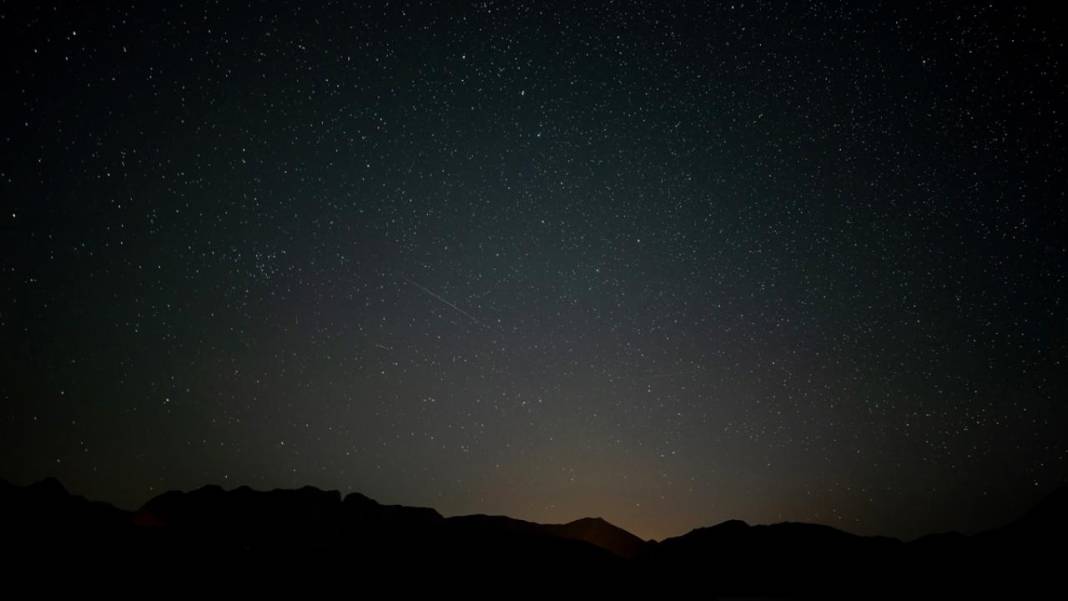 Perseid meteor yağmuru İspanya'da gece gökyüzünü aydınlattı 7