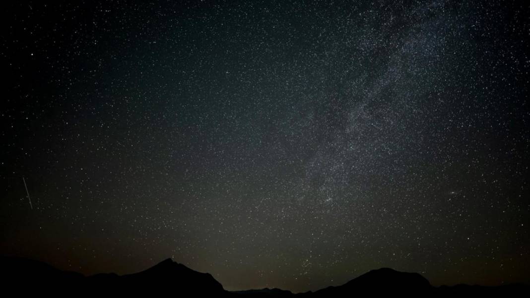 Perseid meteor yağmuru İspanya'da gece gökyüzünü aydınlattı 8