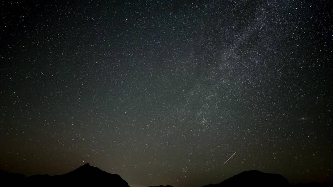 Perseid meteor yağmuru İspanya'da gece gökyüzünü aydınlattı 9