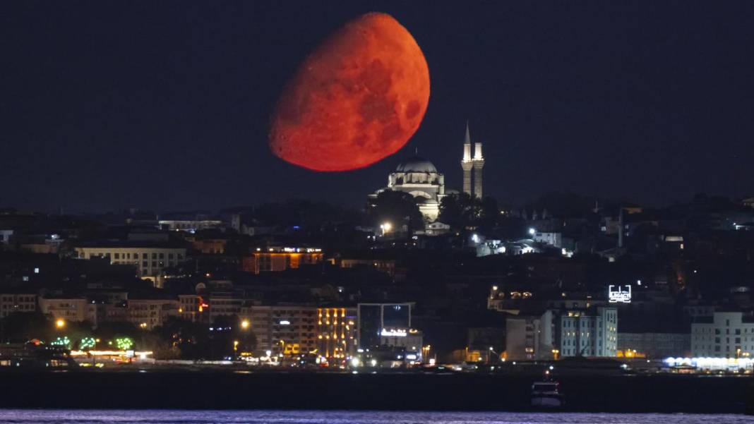 Ay, Beyazıt Camii'nin üstünde! 1