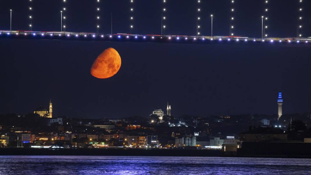 Ay, Beyazıt Camii'nin üstünde! 2