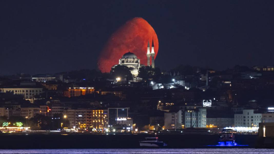Ay, Beyazıt Camii'nin üstünde! 3