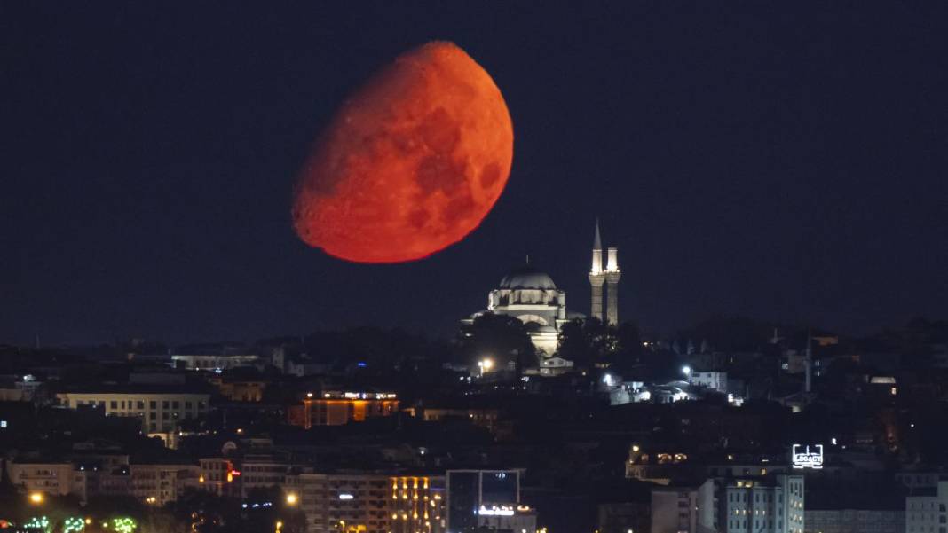 Ay, Beyazıt Camii'nin üstünde! 4