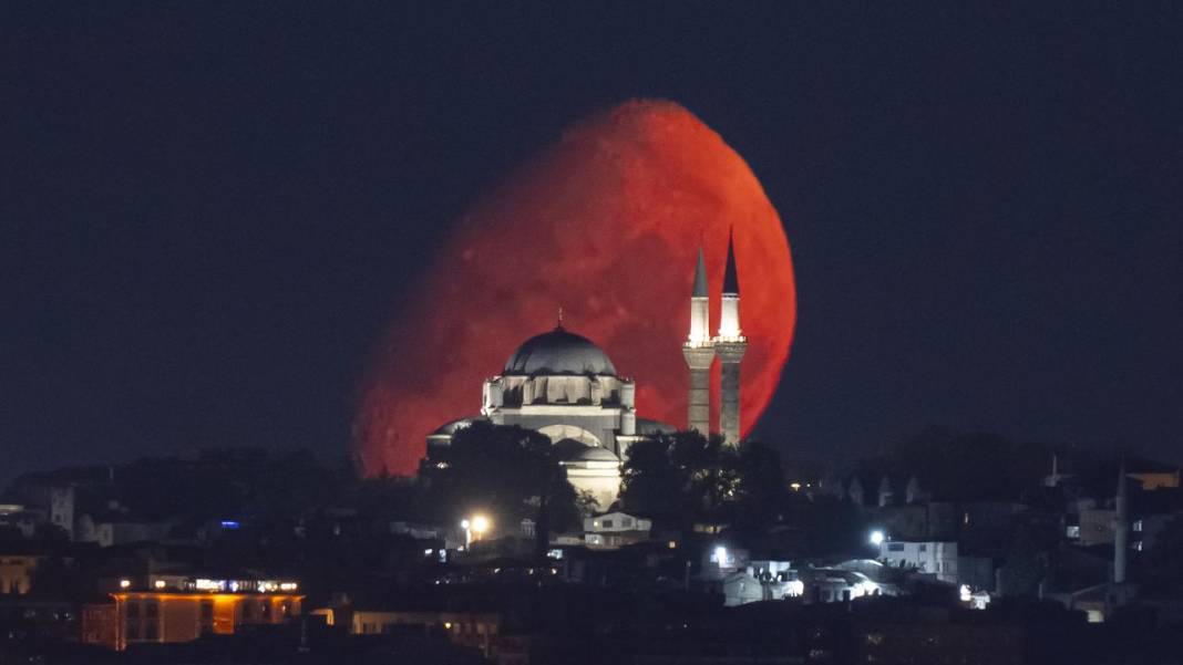 Ay, Beyazıt Camii'nin üstünde! 5