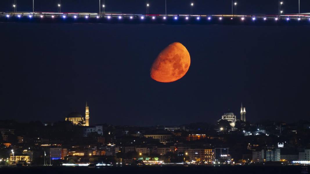 Ay, Beyazıt Camii'nin üstünde! 6