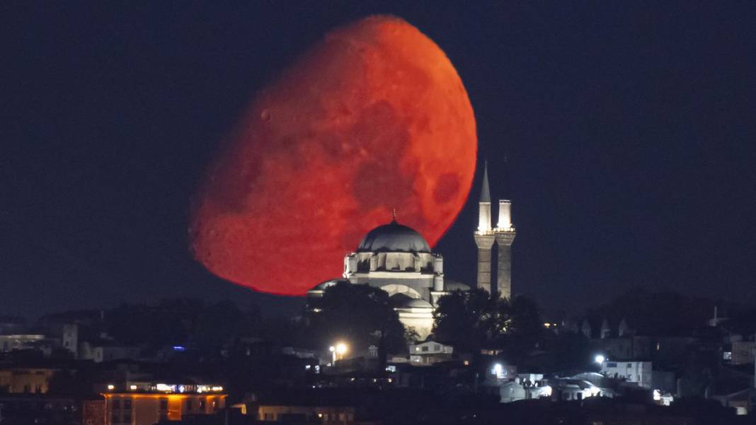 Ay, Beyazıt Camii'nin üstünde! 7