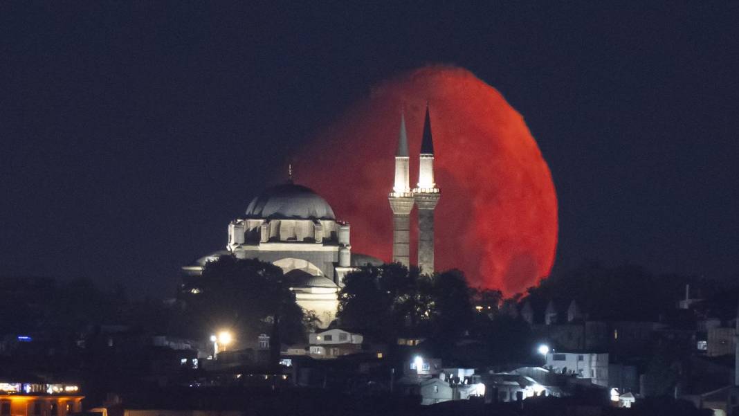 Ay, Beyazıt Camii'nin üstünde! 8