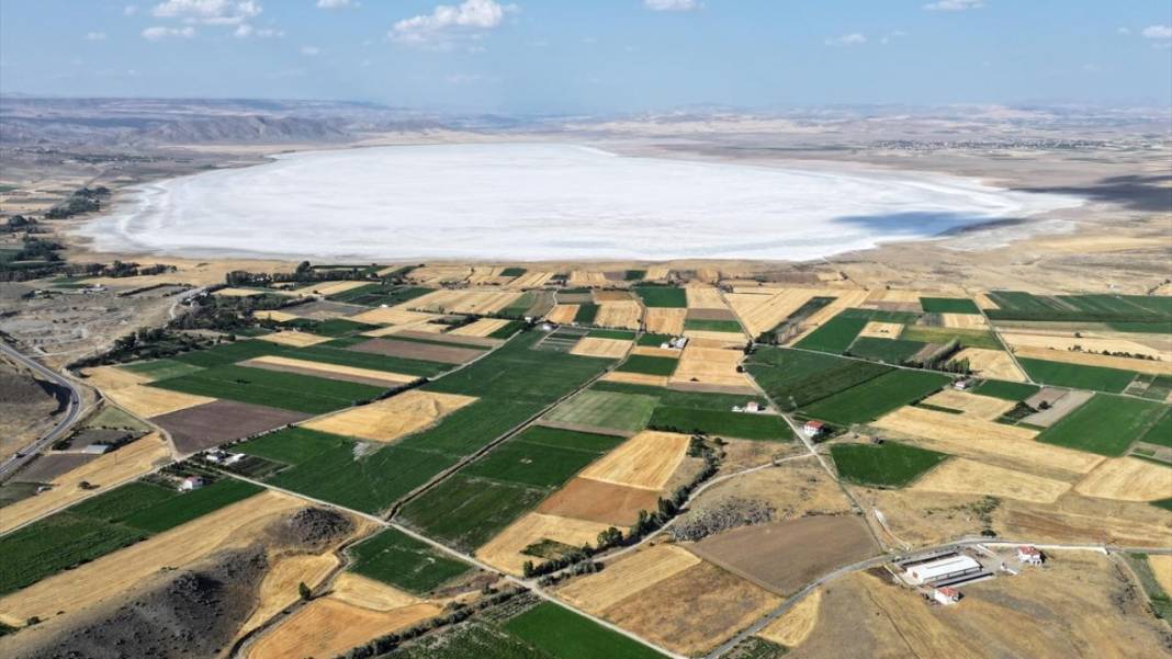 Palas Tuzla Gölü'nden dededen kalma yöntemlerle tuz çıkarma 1