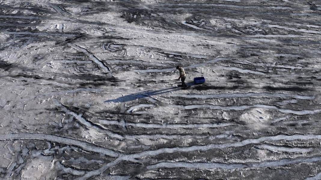 Palas Tuzla Gölü'nden dededen kalma yöntemlerle tuz çıkarma 16