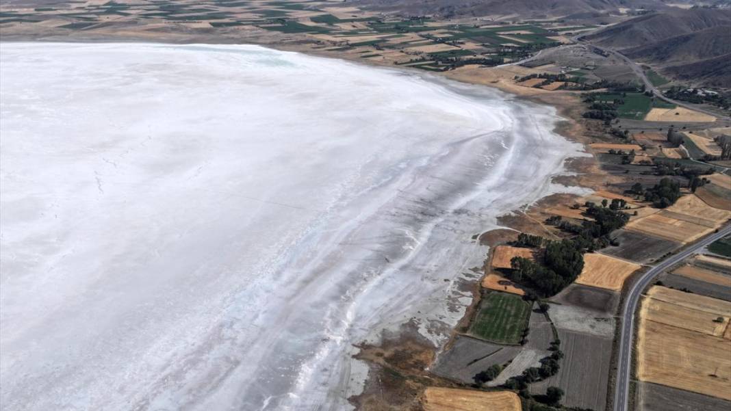 Palas Tuzla Gölü'nden dededen kalma yöntemlerle tuz çıkarma 19