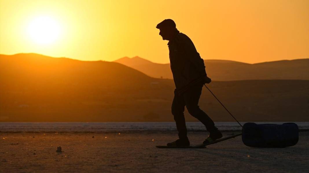 Palas Tuzla Gölü'nden dededen kalma yöntemlerle tuz çıkarma 3