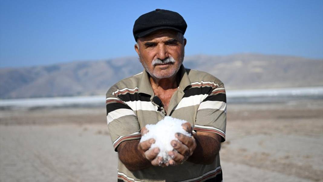 Palas Tuzla Gölü'nden dededen kalma yöntemlerle tuz çıkarma 7