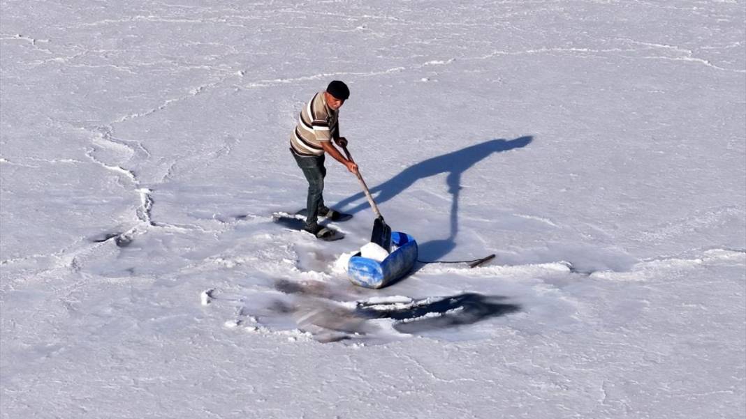 Palas Tuzla Gölü'nden dededen kalma yöntemlerle tuz çıkarma 9