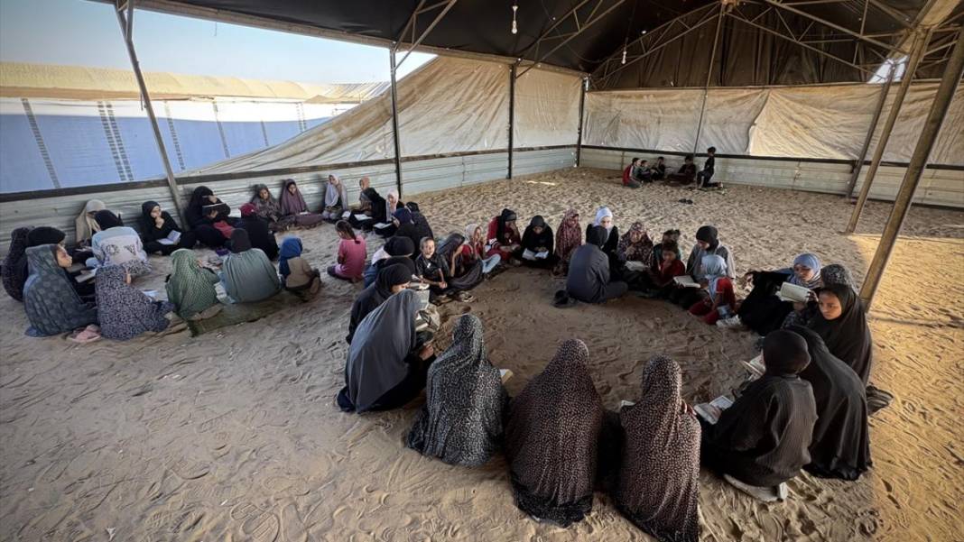 Gazzeli 73 yaşındaki Sadiye anne, çocuk ve genç kızlara Kur’an öğretiyor 1