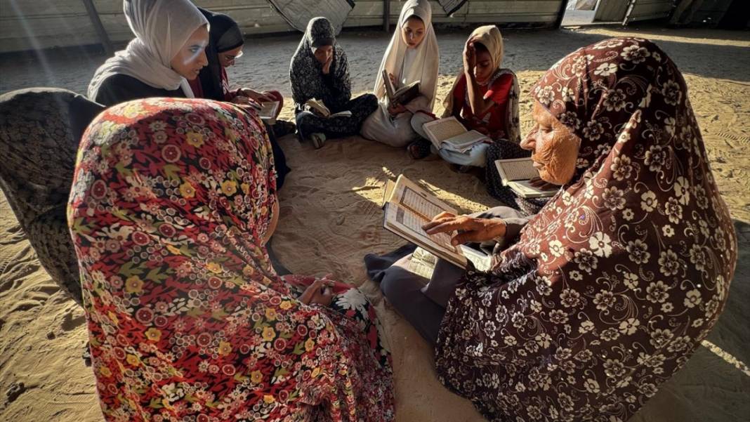 Gazzeli 73 yaşındaki Sadiye anne, çocuk ve genç kızlara Kur’an öğretiyor 12