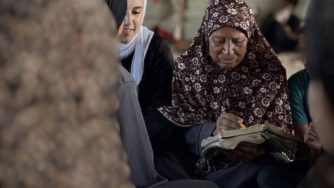 Gazzeli 73 yaşındaki Sadiye anne, çocuk ve genç kızlara Kur’an öğretiyor 2