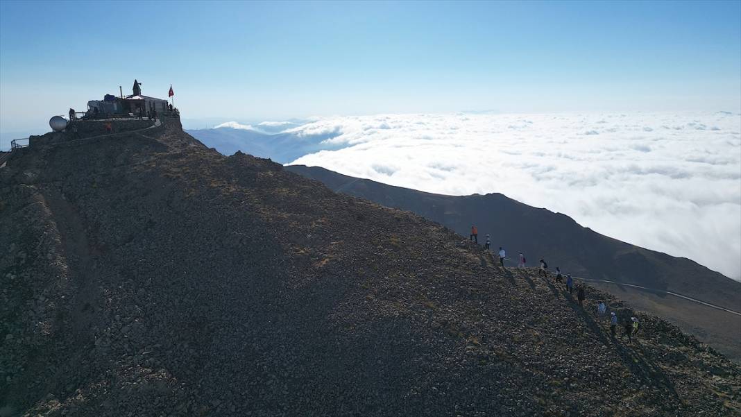 Uçurumdaki mescit 10