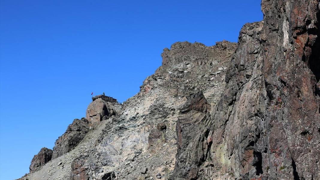 Uçurumdaki mescit 3