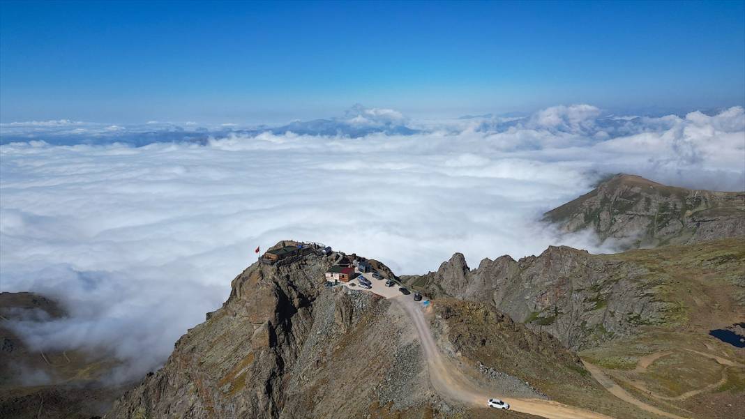 Uçurumdaki mescit 8