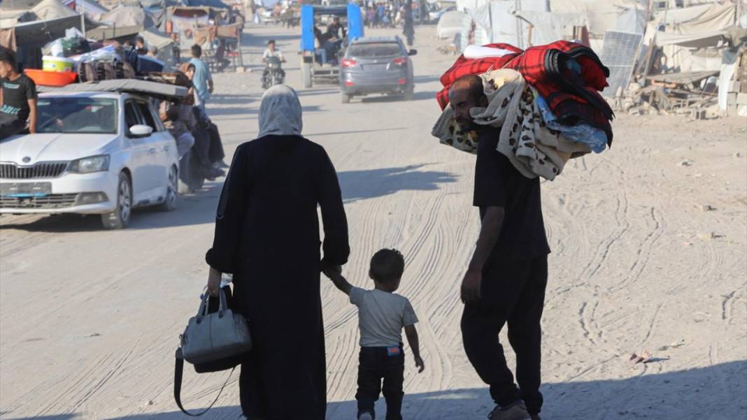 Katil israil yüzünden Gazzelilerin göçü sürüyor 11