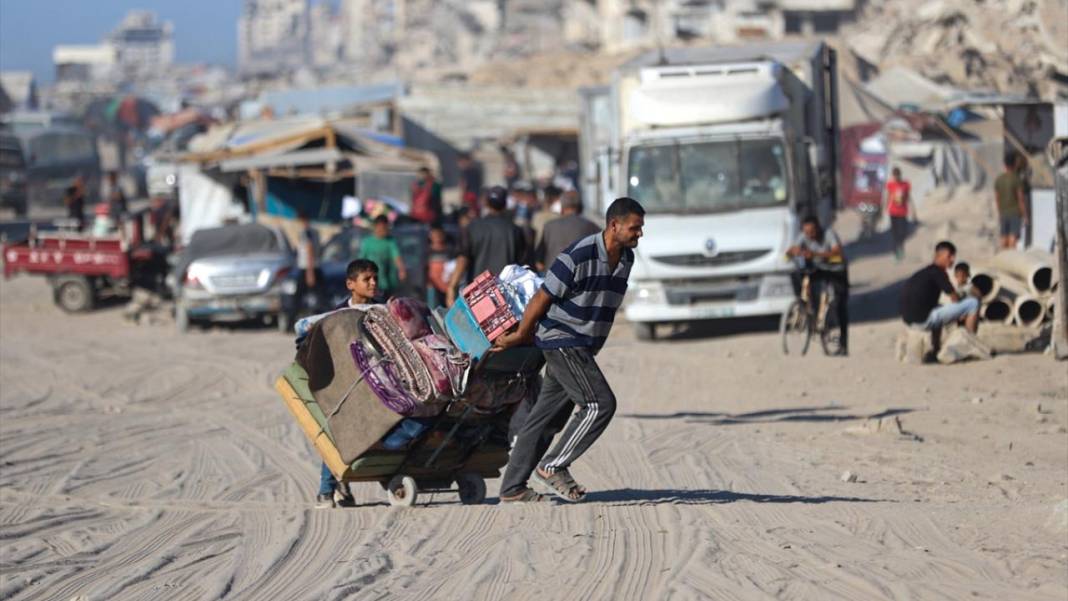 Katil israil yüzünden Gazzelilerin göçü sürüyor 15