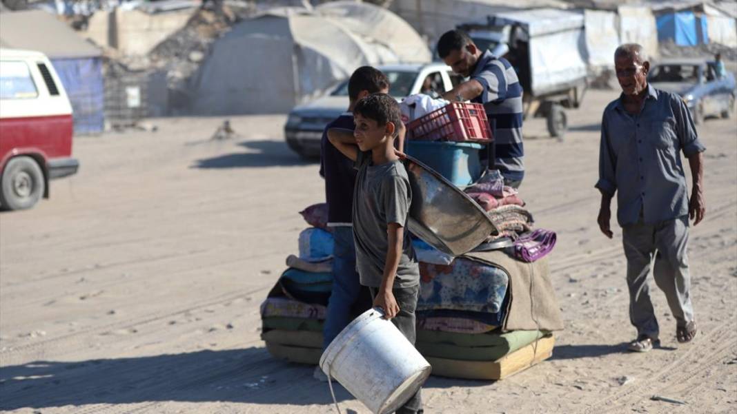 Katil israil yüzünden Gazzelilerin göçü sürüyor 17