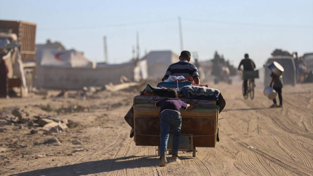 Katil israil yüzünden Gazzelilerin göçü sürüyor 2