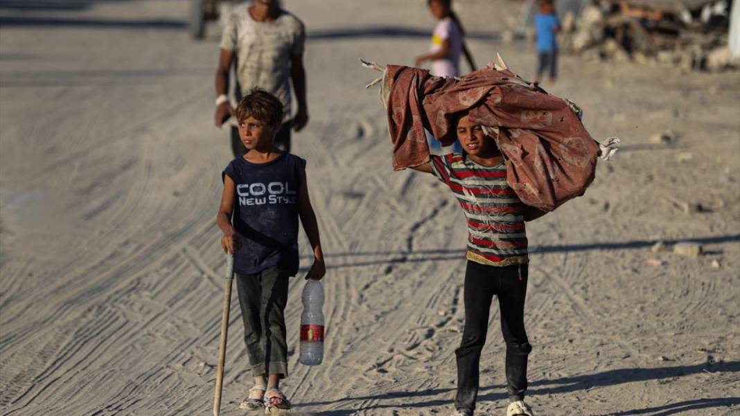 Katil israil yüzünden Gazzelilerin göçü sürüyor 8