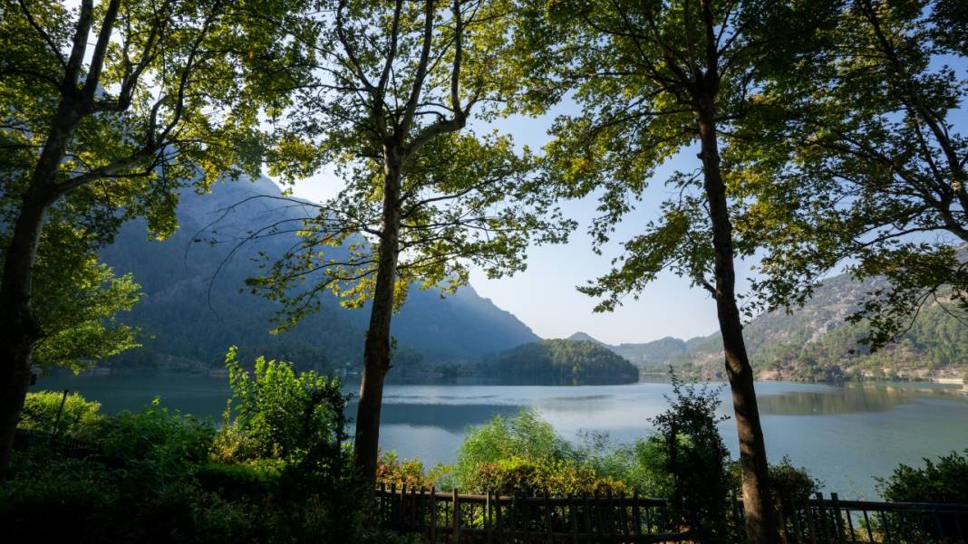 Karacaören Baraj Gölü'nde kartpostallık görüntüler 1