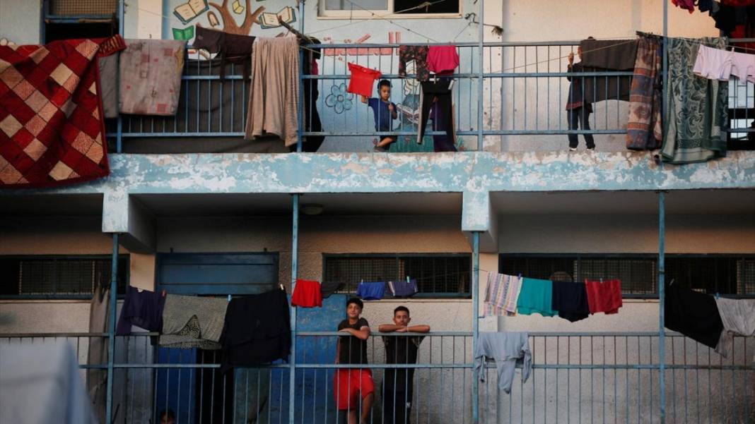 Göç eden Gazzeliler, Deyr Belah'taki UNRWA okullarına sığındı 1