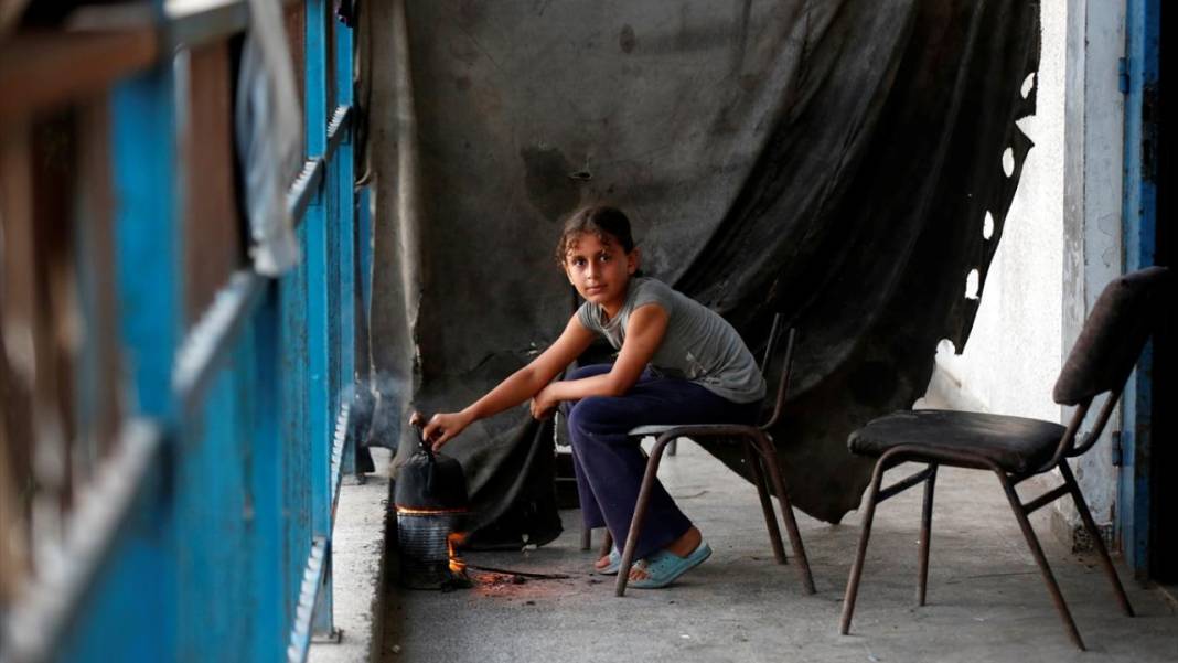 Göç eden Gazzeliler, Deyr Belah'taki UNRWA okullarına sığındı 11