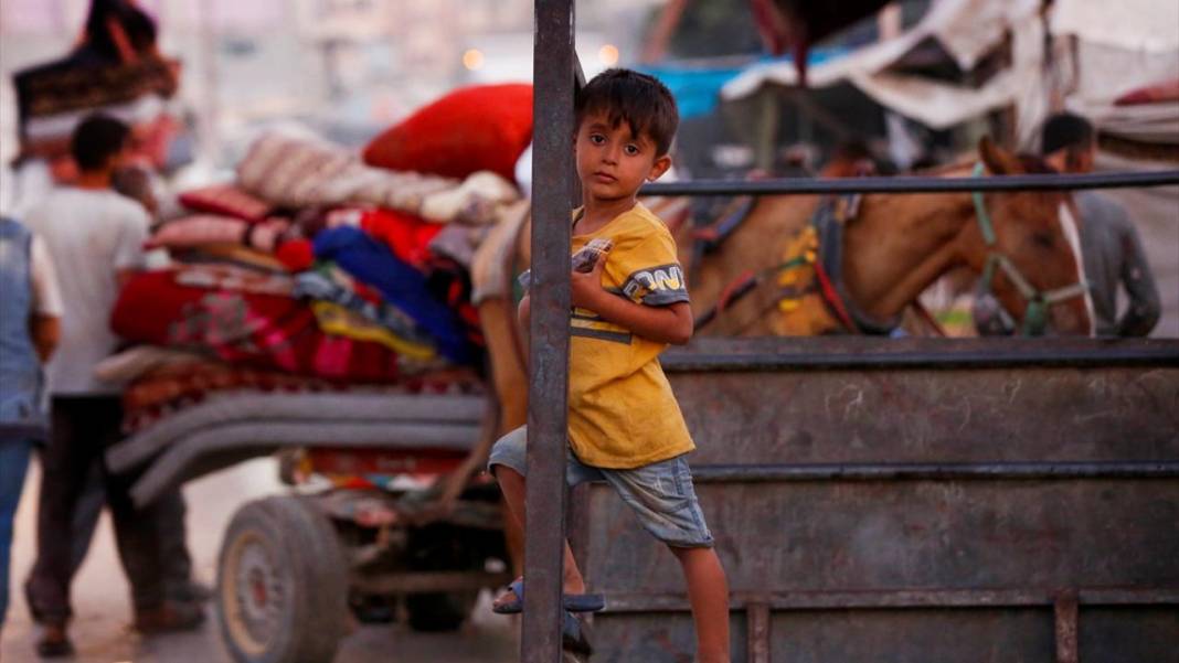 Göç eden Gazzeliler, Deyr Belah'taki UNRWA okullarına sığındı 9