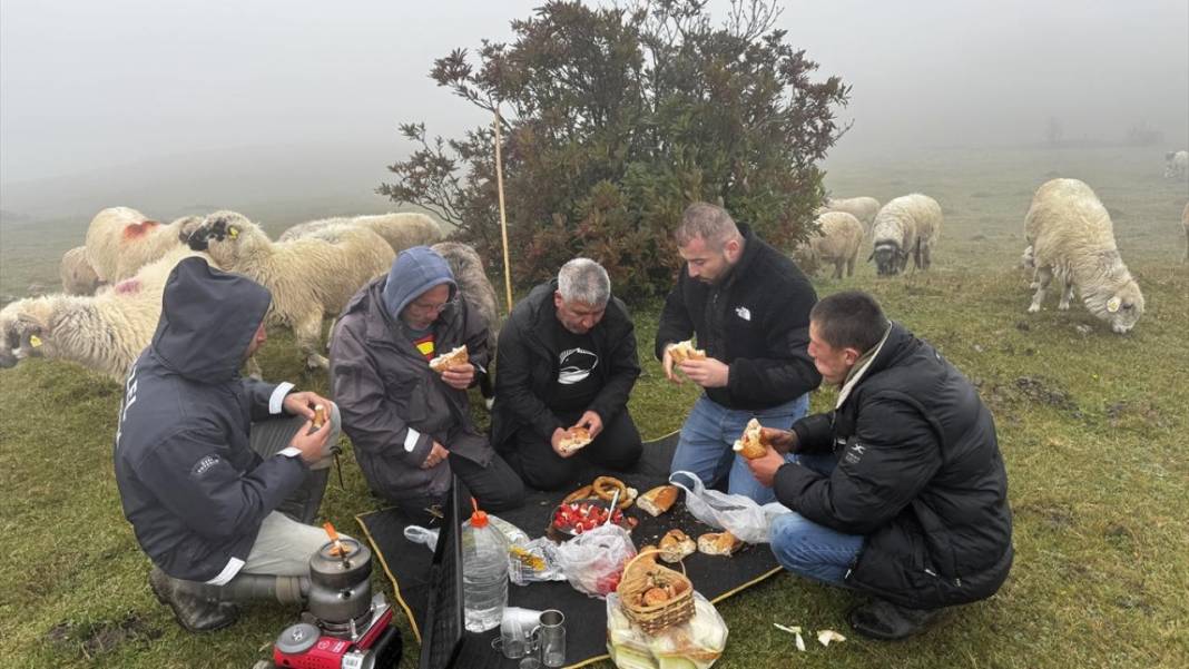 Sisler altındaki Karadeniz yaylalarından dönüş yolculuğu başladı 9