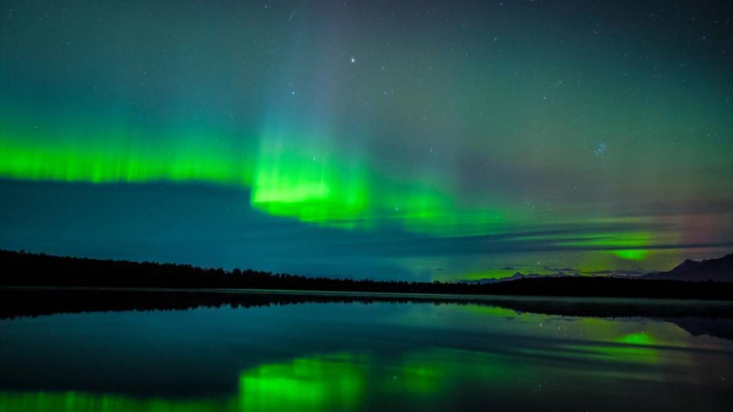 Yeşil ışıklar ile aydınlanan gece 1