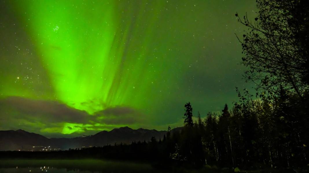 Yeşil ışıklar ile aydınlanan gece 10