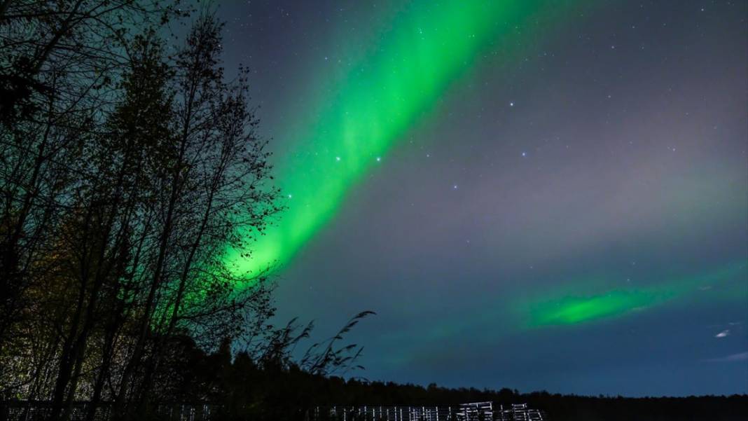 Yeşil ışıklar ile aydınlanan gece 12