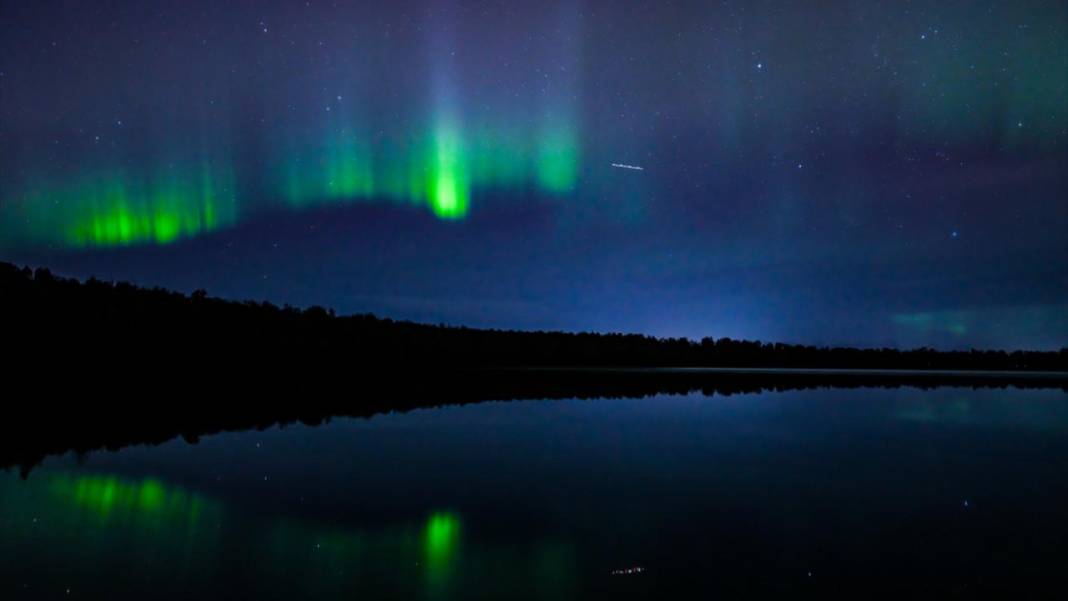 Yeşil ışıklar ile aydınlanan gece 2