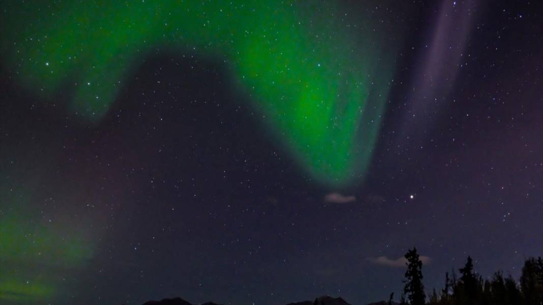 Yeşil ışıklar ile aydınlanan gece 4