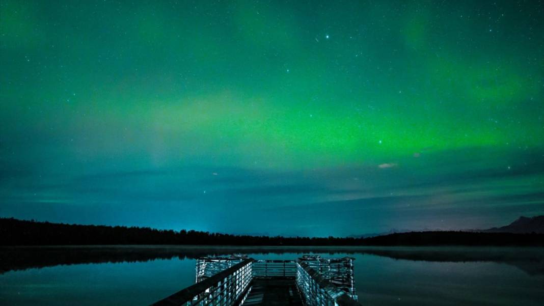 Yeşil ışıklar ile aydınlanan gece 6