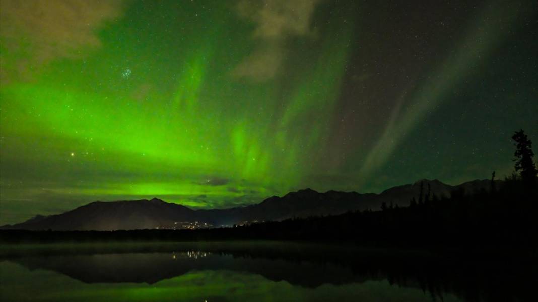 Yeşil ışıklar ile aydınlanan gece 7