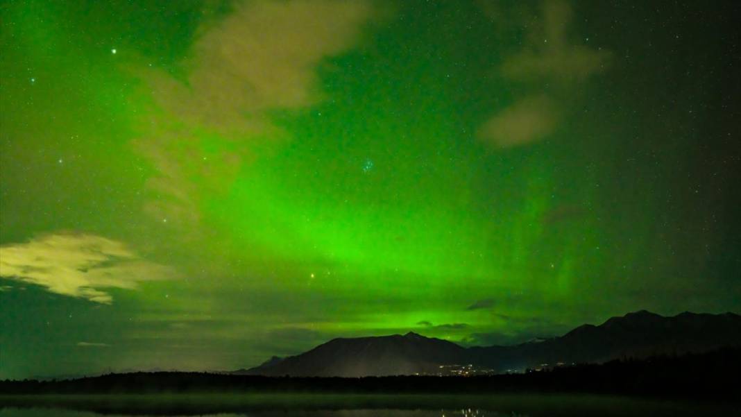 Yeşil ışıklar ile aydınlanan gece 8