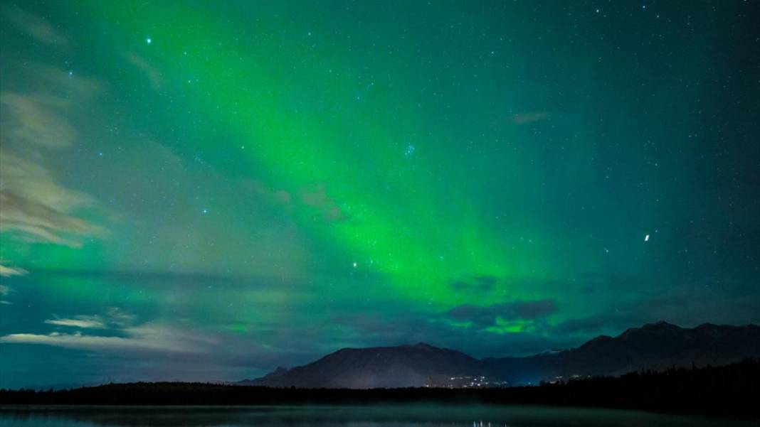 Yeşil ışıklar ile aydınlanan gece 9